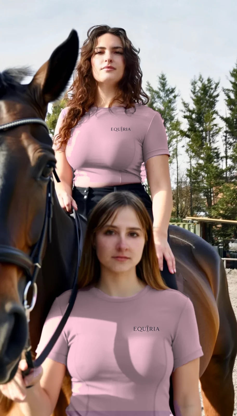 Le fondatrici di Equiria insieme al cavallo, maglie rosa