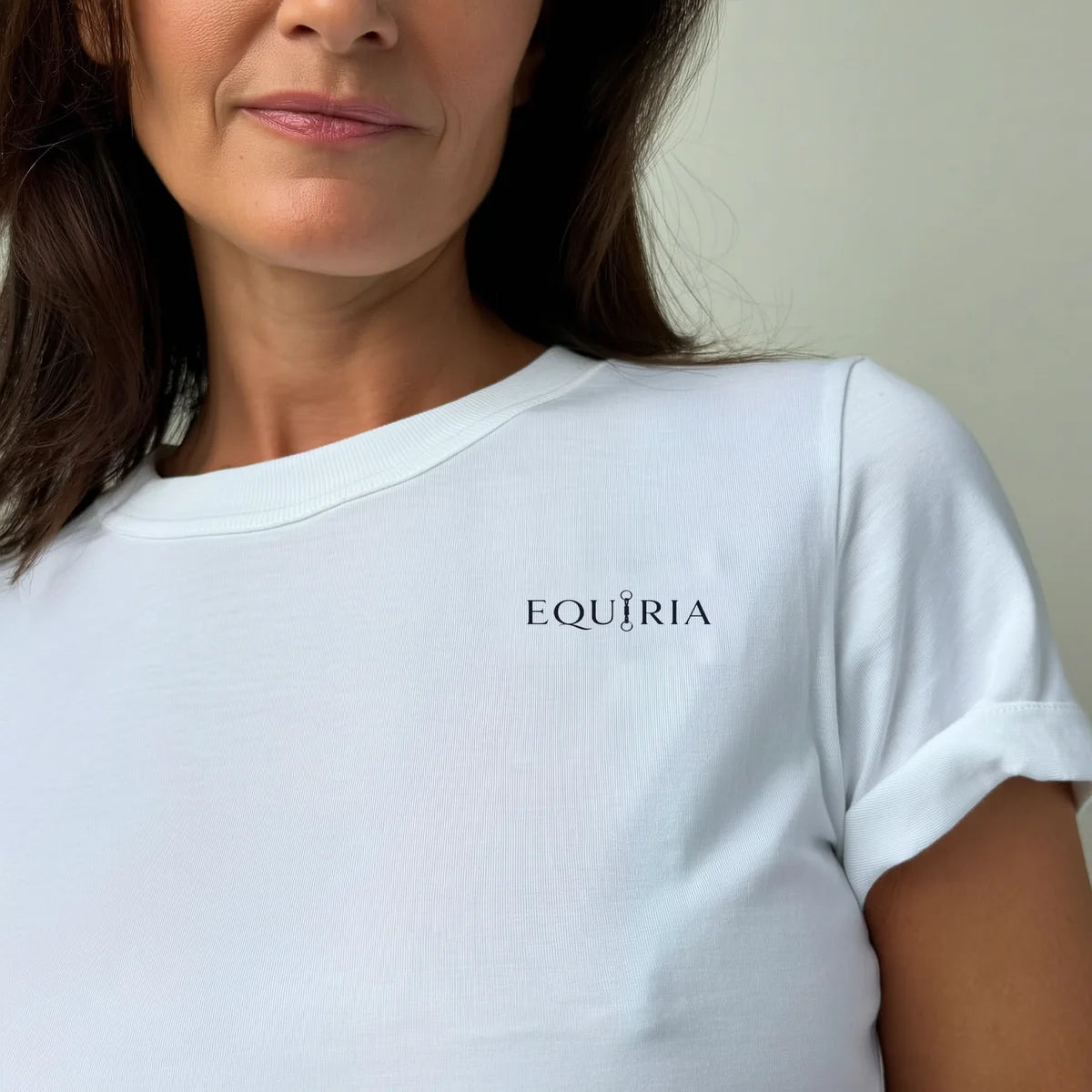 Dettaglio del logo Equiria ricamato sulla maglia bianca