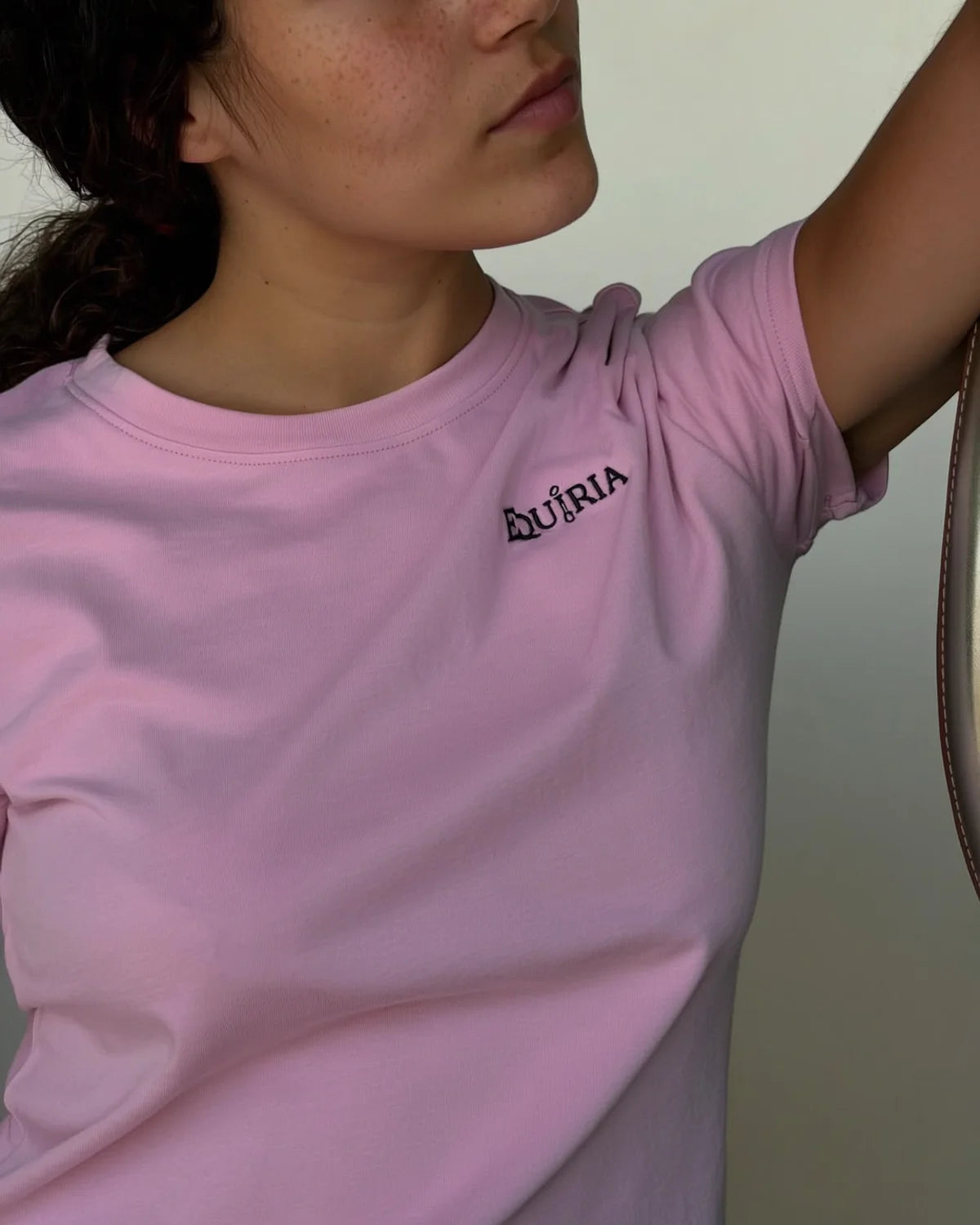 Dettaglio della maglia Equiria rosa sulla spalla