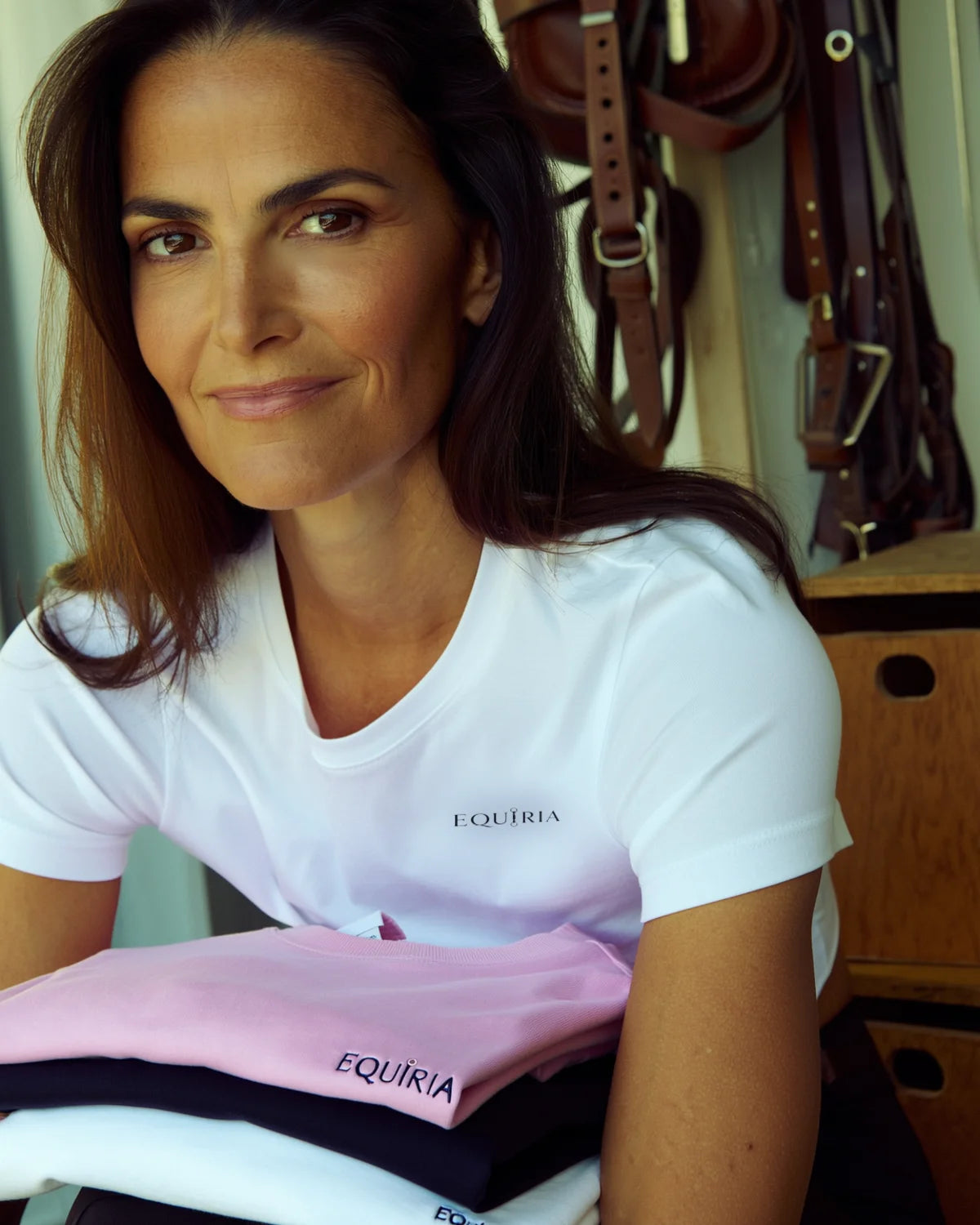 Maglia Equiria rosa piegata nello stack prodotto, con logo in vista
